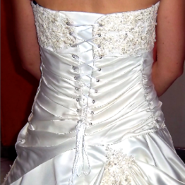 Laçage sur bustier asymétrique robe de mariée Lyon, créatrice robe de mariée Lyon, robe de mariée sur mesure Lyon, couture Lyon, couturière Lyon, couture sur mesure Lyon, atelier couture Lyon, couture Lyon, robe de cocktail Lyon, robe de soirée Lyon, haute couture Lyon